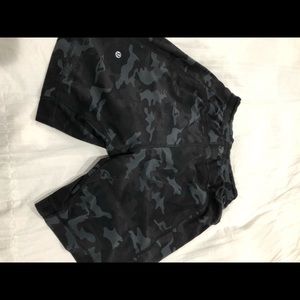 Men’s Lulu Lemon pace breaker short camo